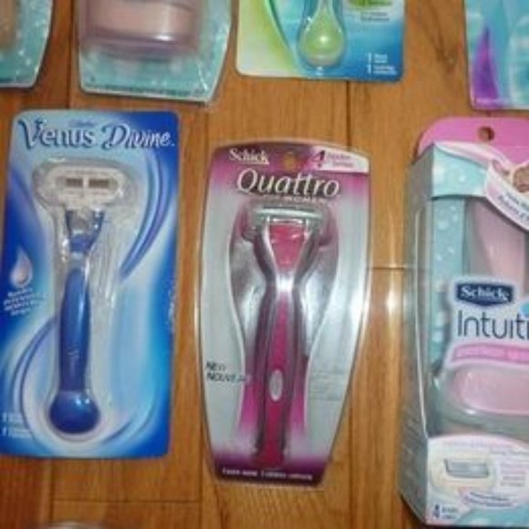 Ladies Gillette and Schick Razors  TAKE ALL FOR ONE LOT DEAL!! - Picture 4 of 6